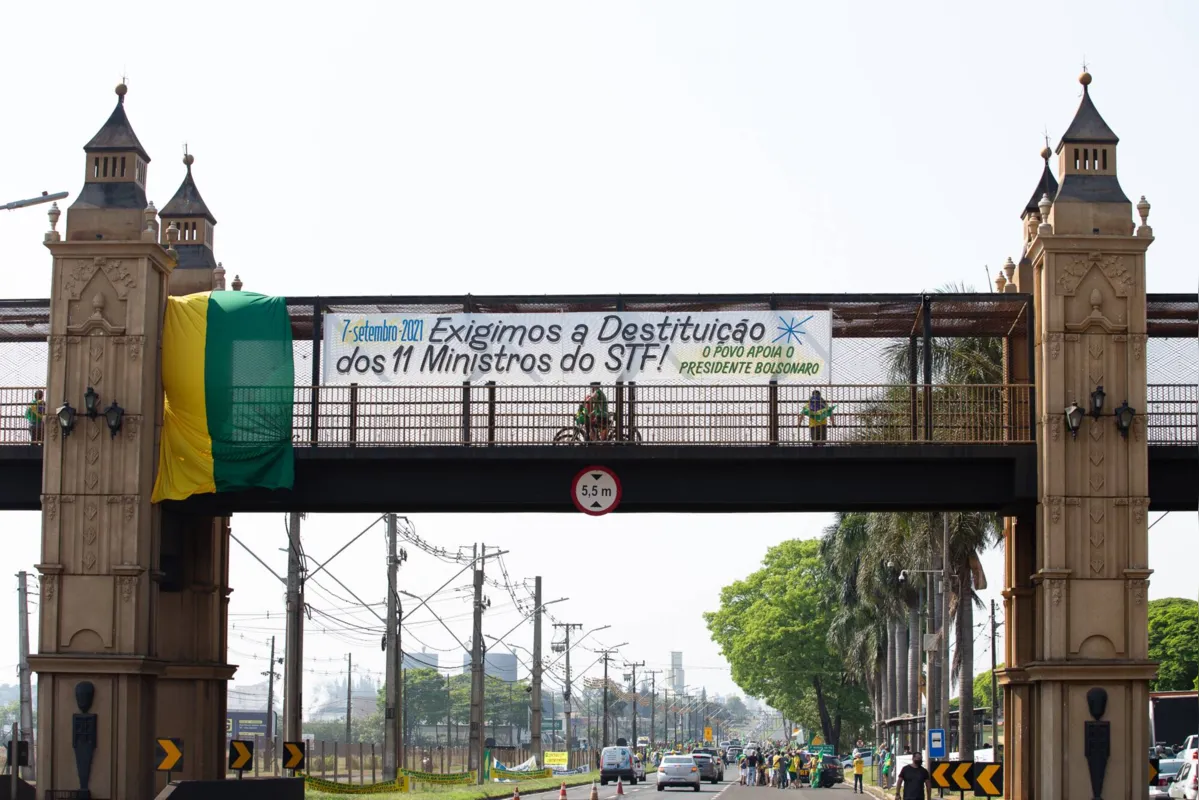 Imagem ilustrativa da imagem Ato a favor de Bolsonaro em Londrina reúne manifestantes em frente ao Parque Ney Braga