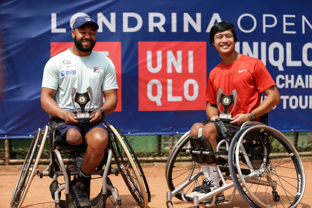 Daniel Rodrigues, 34, (à esq.) campeão no Masculino do Londrina Open Wheelchair Tennis, e o vice Jason Keatseangsilp 
