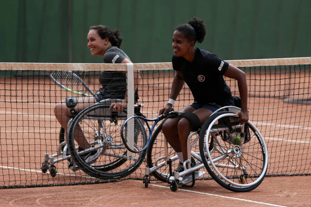 Meirycoll Duval, 26, (à direita) e Ana Caldeira, 22, acabaram de retornar das Paralimpíadas em Tóquio