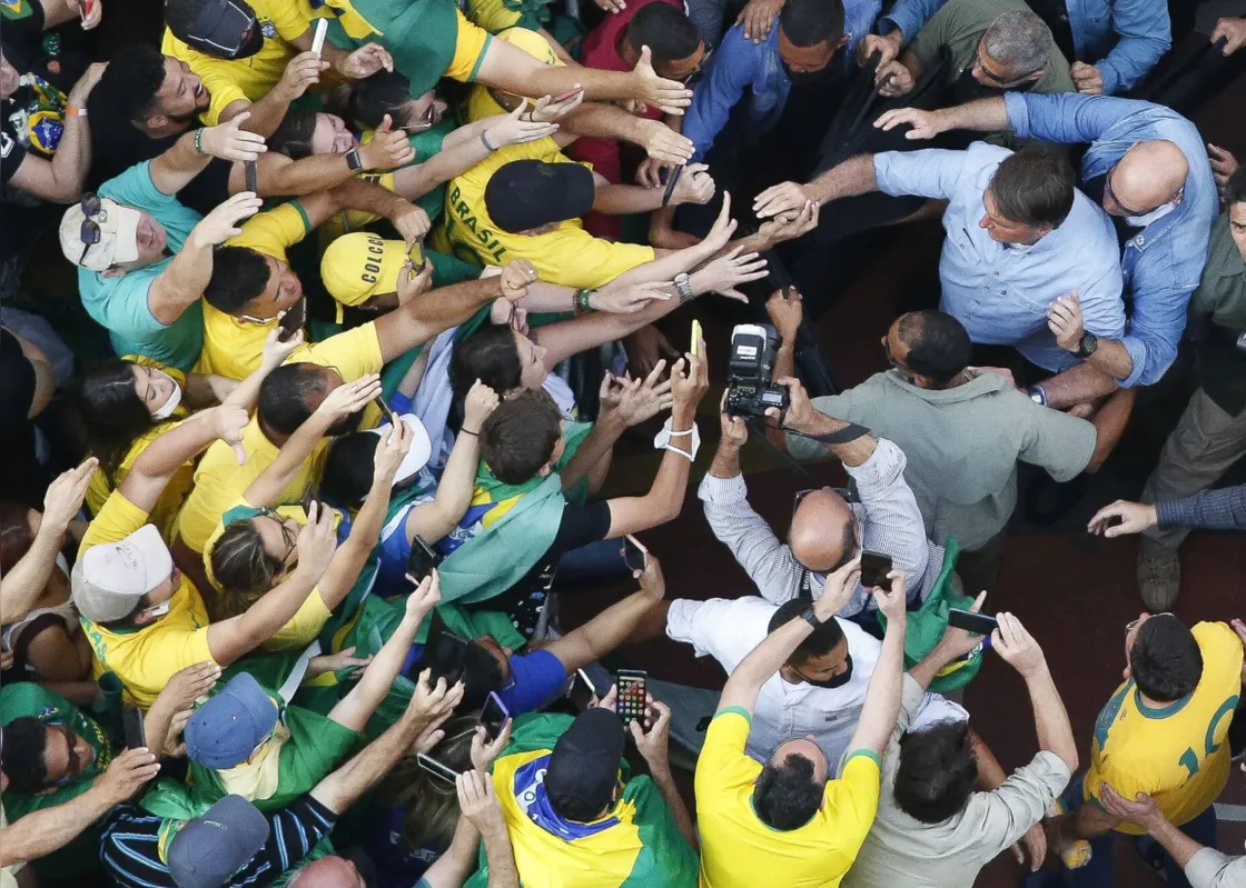 Imagem ilustrativa da imagem Bolsonaro ameaça o STF, exorta desobediência e diz que só sai morto