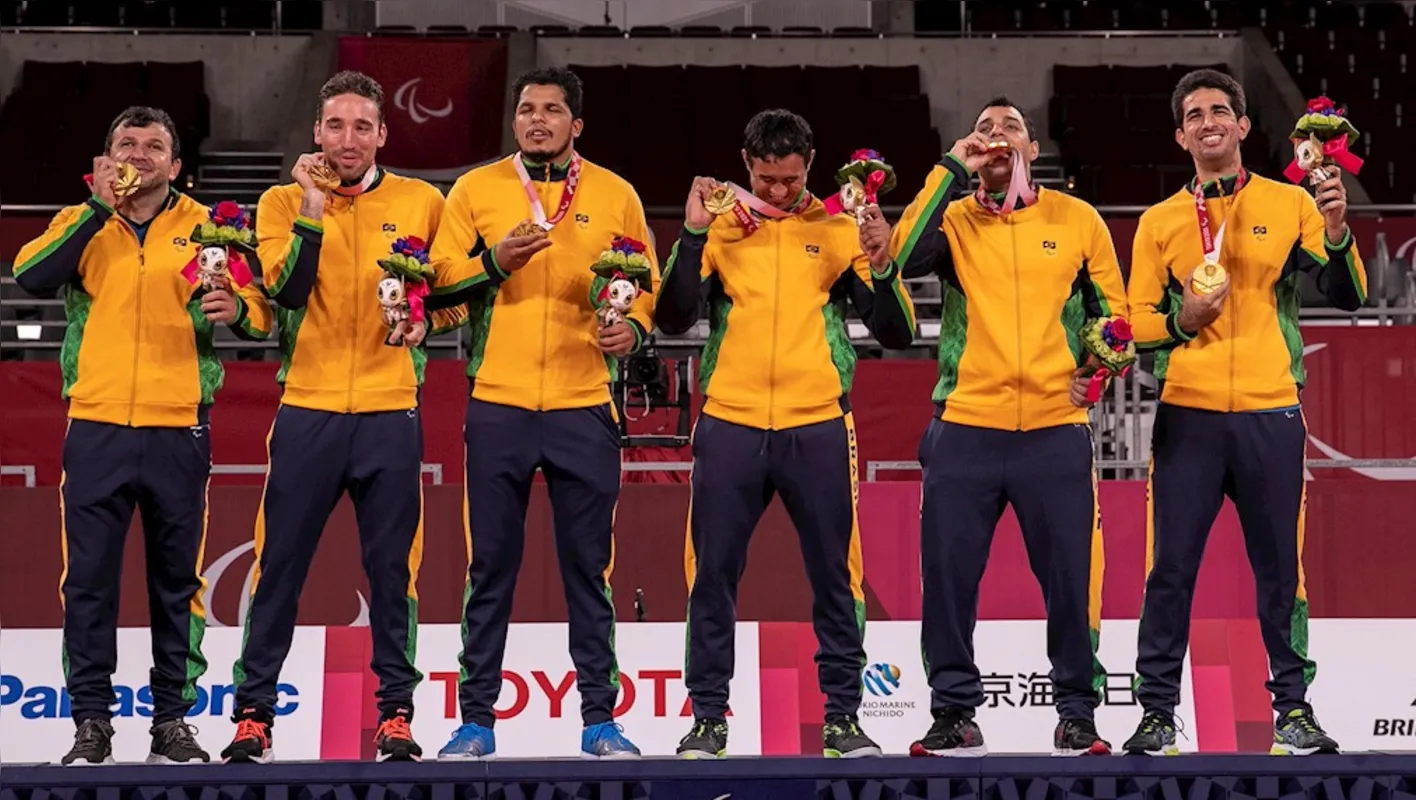 Jogadores do Brasil exibem orgulhosos a medalha de ouro no goalball