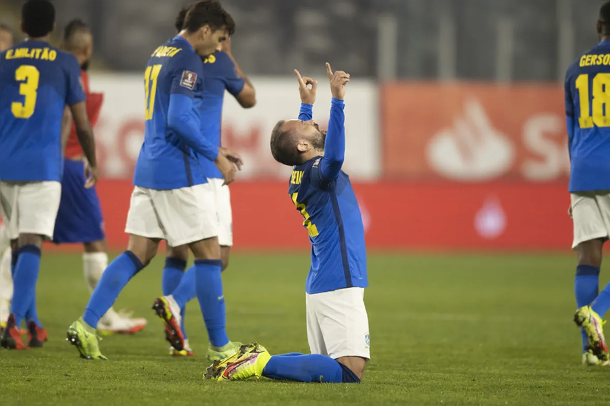 Everton Ribeiro comemora o gol