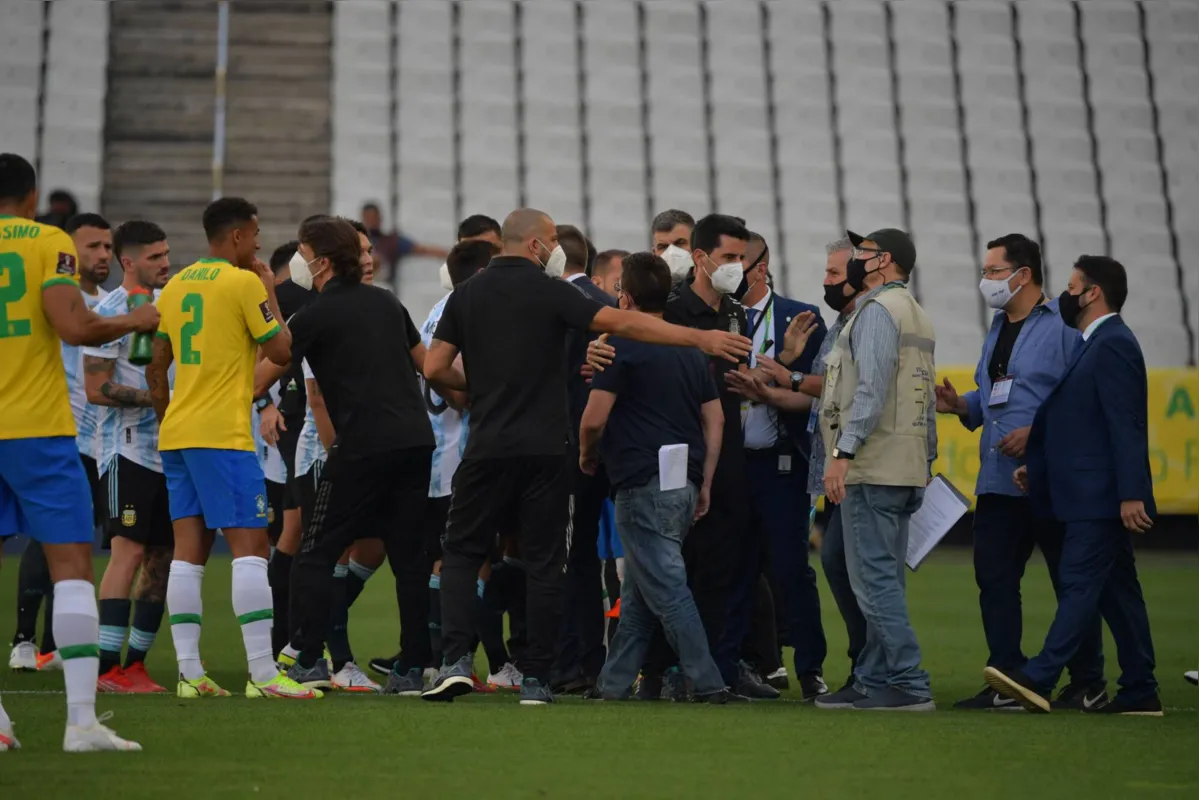 Após discussão no campo, jogadores da Argentina foram para o vestiário