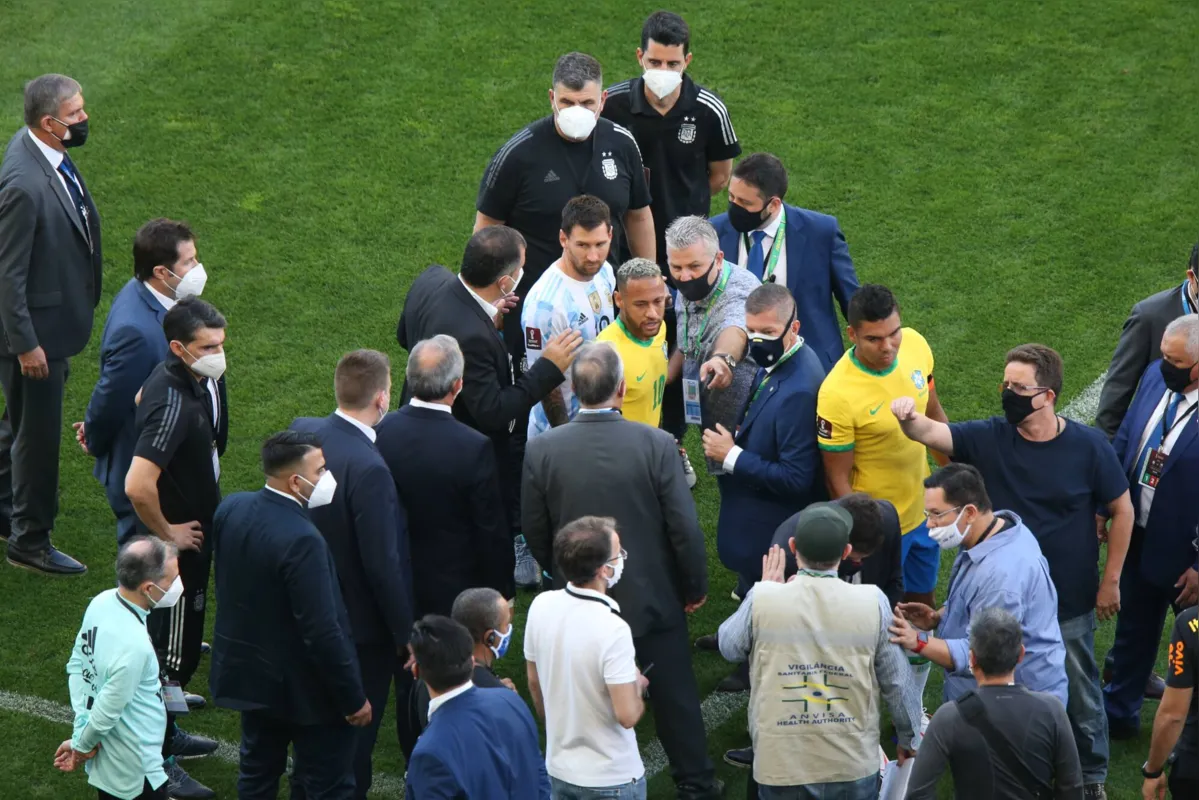 O jogo foi interrompido aos seis minutos do primeiro tempo  quando agentes da Anvisa impediram que quatro jogadores argentinos que vieram da Inglaterra e não cumpriram quarentena estivessem em campo.