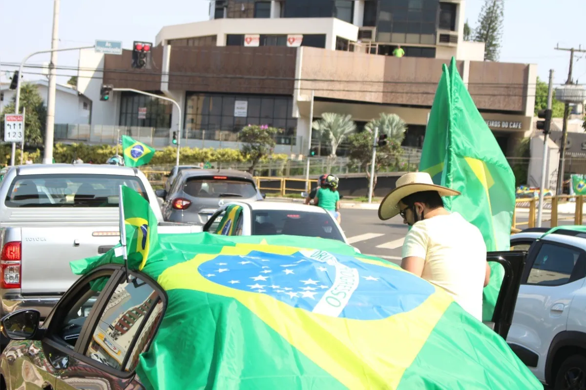 Imagem ilustrativa da imagem Buzinaço pró-Bolsonaro chama a atenção de moradores da JK em Londrina