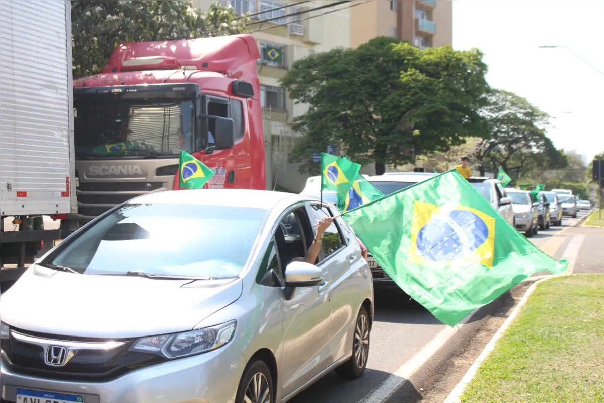 Imagem ilustrativa da imagem Buzinaço pró-Bolsonaro chama a atenção de moradores da JK em Londrina