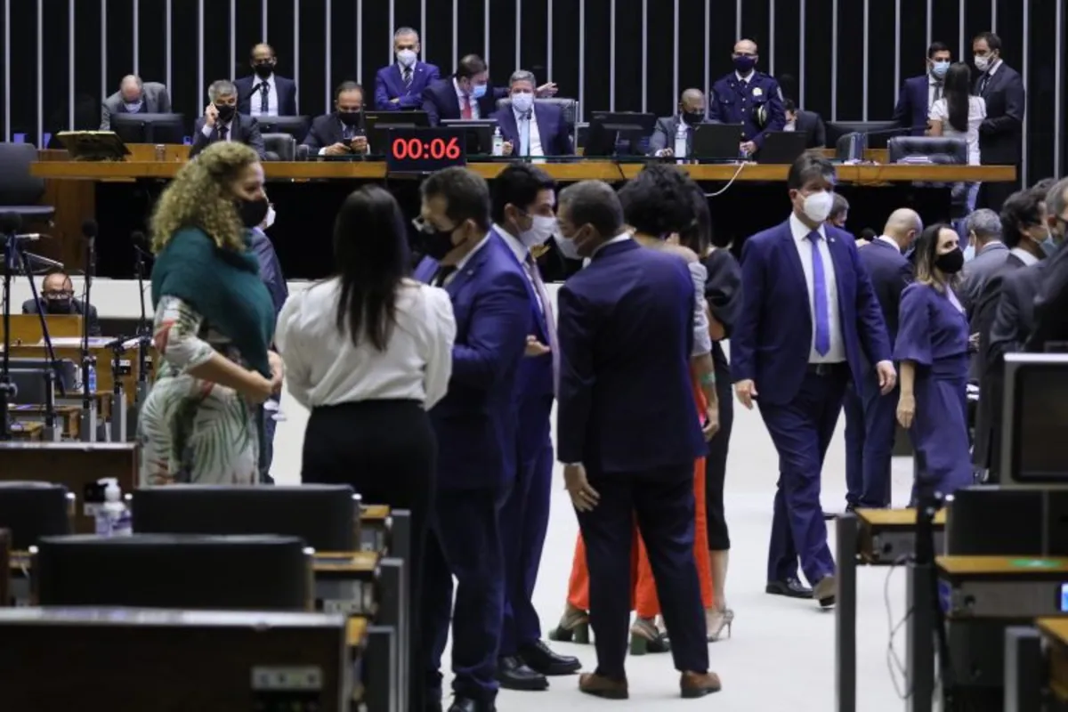 Imagem ilustrativa da imagem Câmara aprova emenda que prevê quarentena eleitoral para juízes e policiais