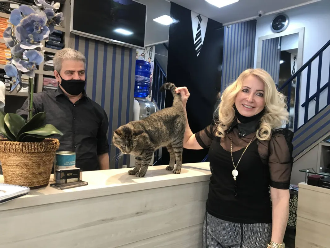 Divina abre e fecha as portas da loja de roupas com os proprietários Roberto Paliarin e Solange Pieroli:  funcionária exemplar 