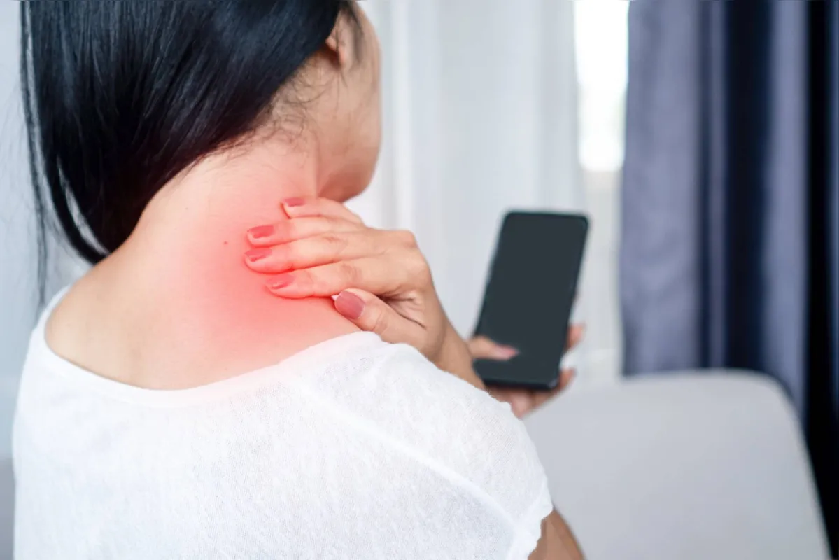 Imagem ilustrativa da imagem Celular: uso correto evita problemas à coluna vertebral