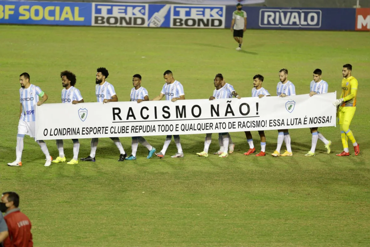Imagem ilustrativa da imagem Com gol polêmico, LEC leva virada do Coritiba e segue na ZR