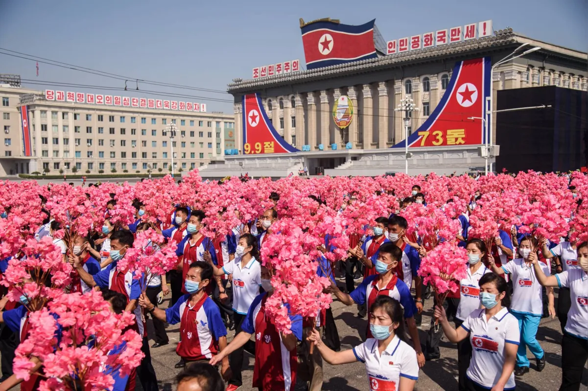 Imagem ilustrativa da imagem Coreia do Norte comemora aniversário em desfile com ditador calado e sem armas nucleares