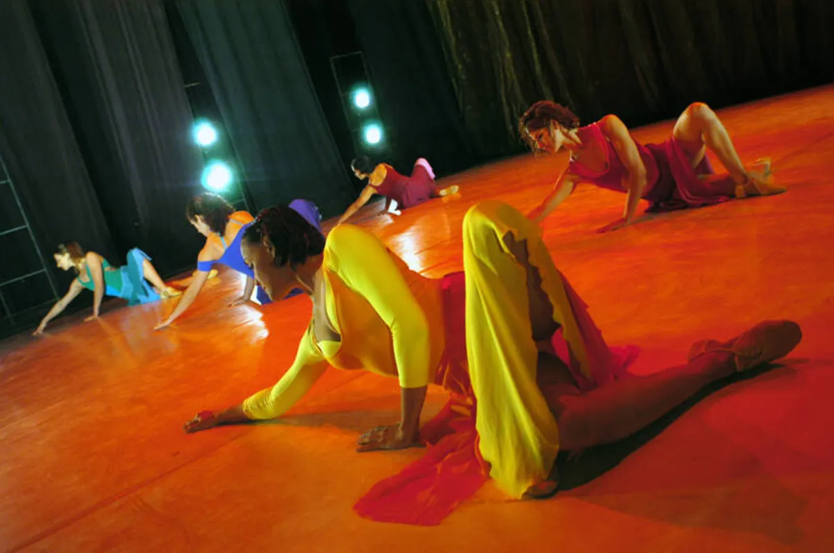 Em primeiro plano, Carina Corte no espetáculo "Fale Baixo", do Ballet de Londrina