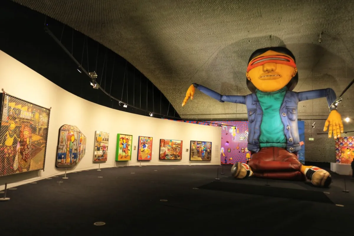 Exposição "OSGEMEOS: Segredos" pode ser vista no MON, em Curitiba; visitas à mostra são feitas com hora marcada