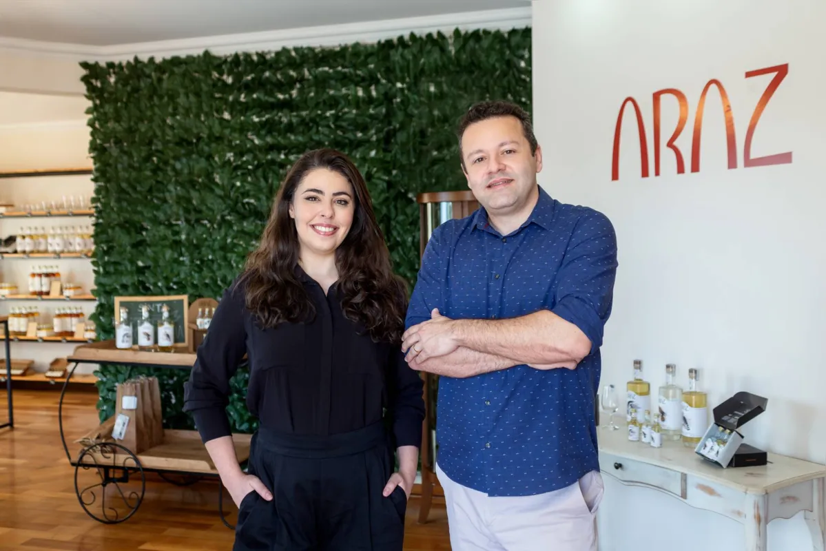 Juliana Galende e Fábio Santos: com uma micro indústria, loja física e e-commerce empreendedores investem no mercado e na qualidade da Cachaça Araz