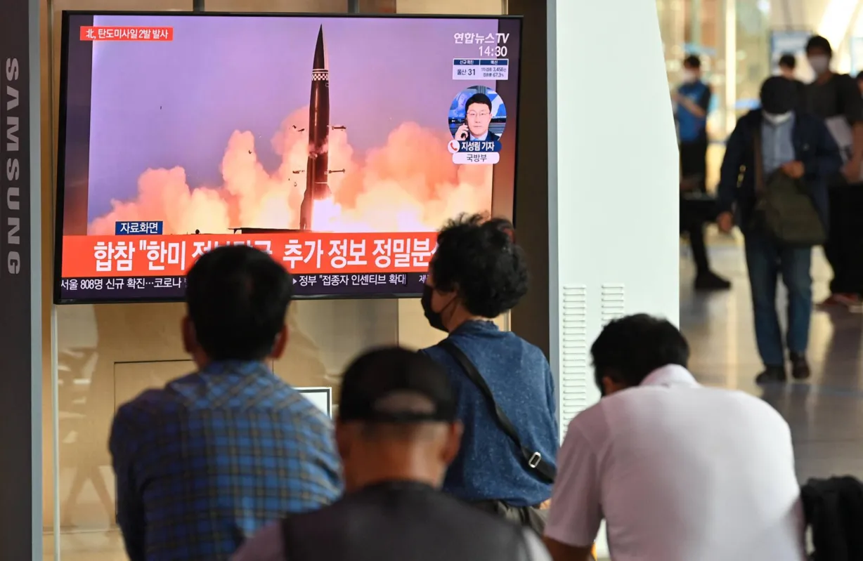 Pyongyang, por sua vez, disparou um par de mísseis balísticos que caíram no mar ao longo de sua costa leste, segundo relatos de autoridades japonesas e sul-coreanas