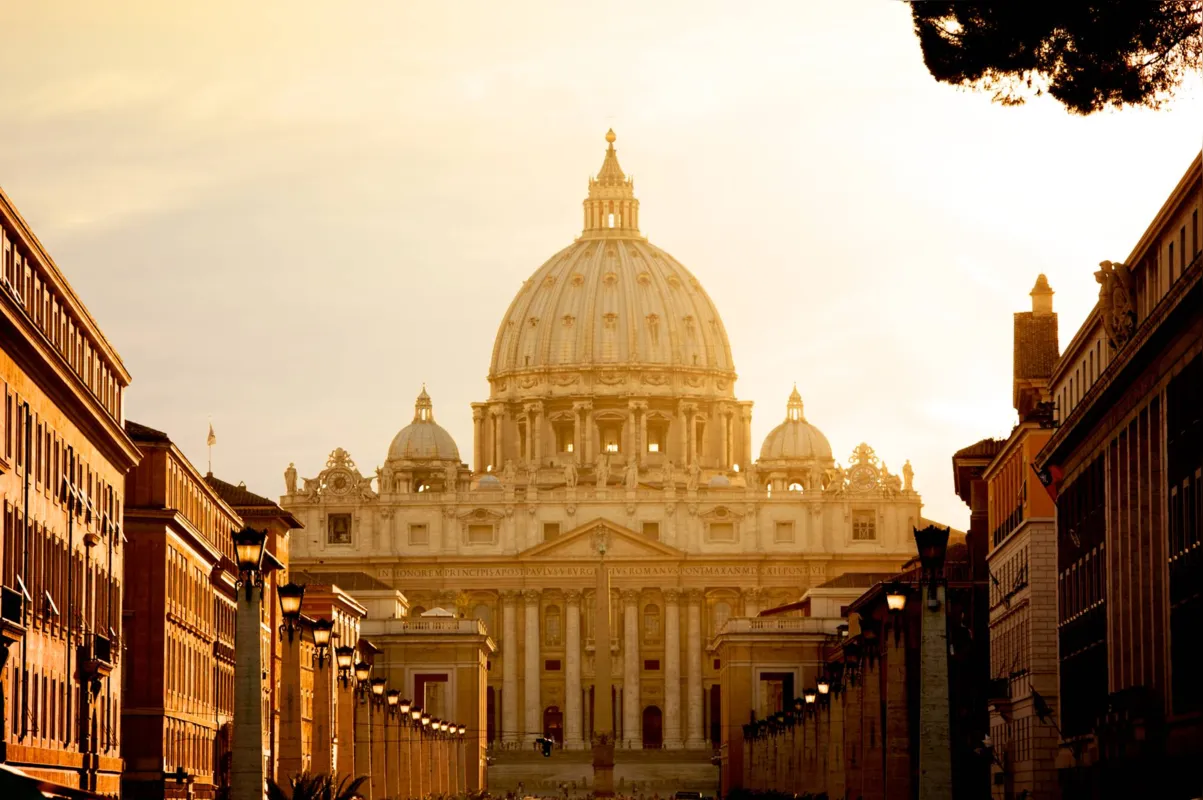 Livro aborda fatos históricos e lendas relacionadas ao Vaticano, tratando inclusive da existência de uma papisa que se vestiu de homem para entrar num mosteiro  e ficou conhecida como João, o Inglês