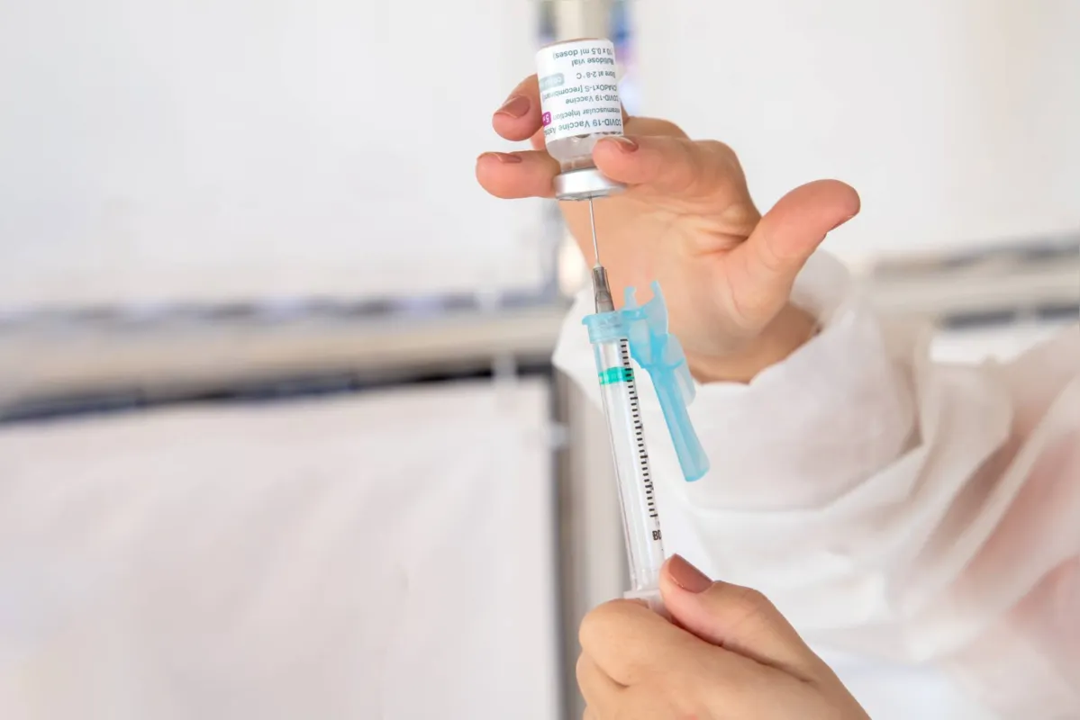 Health professional prepares syringe with coronavac vaccine against coronavirus (COVID-19) at the LagoÃ£o sports gym, in the city of Apucarana.