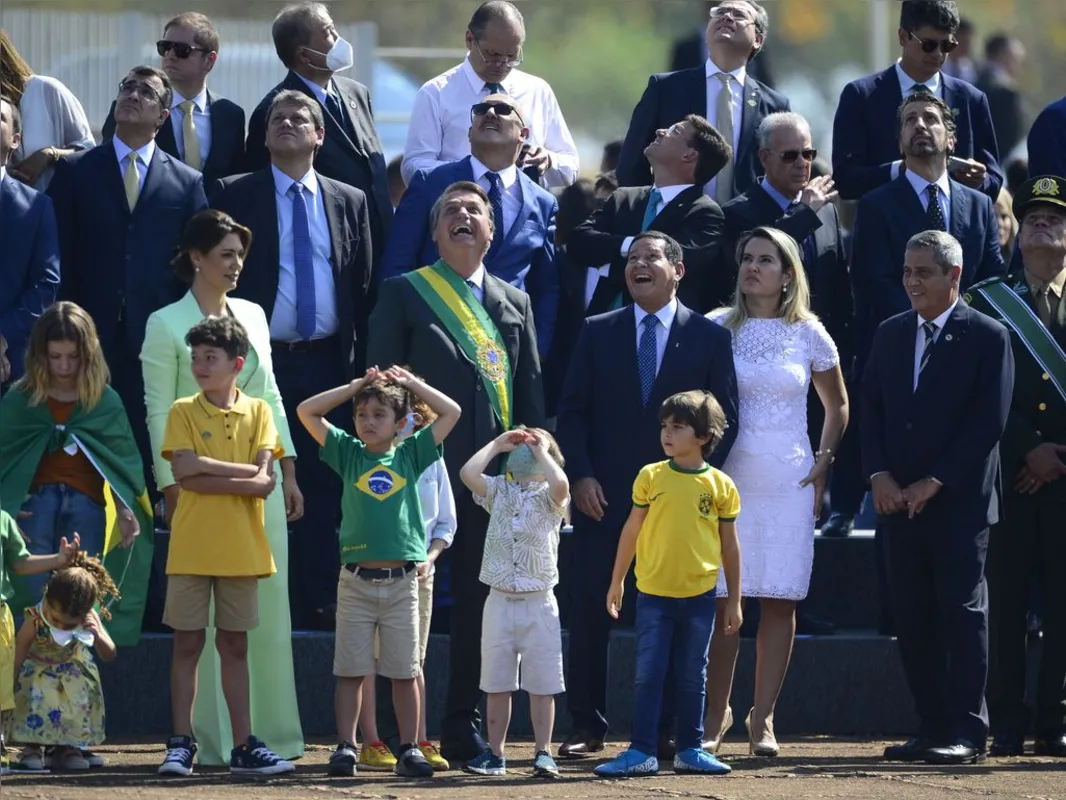 Imagem ilustrativa da imagem Em ato com milhares de apoiadores em Brasília, Bolsonaro ameaça STF