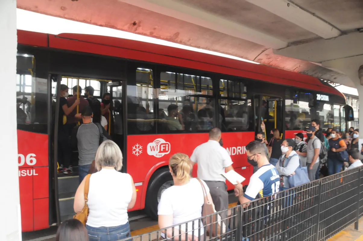 Imagem ilustrativa da imagem Em vistoria no Terminal Central, vereadores encontram ônibus cheios