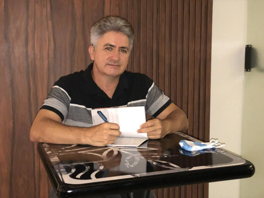 Livro de poemas de Wilson Moreira aborda temas universais