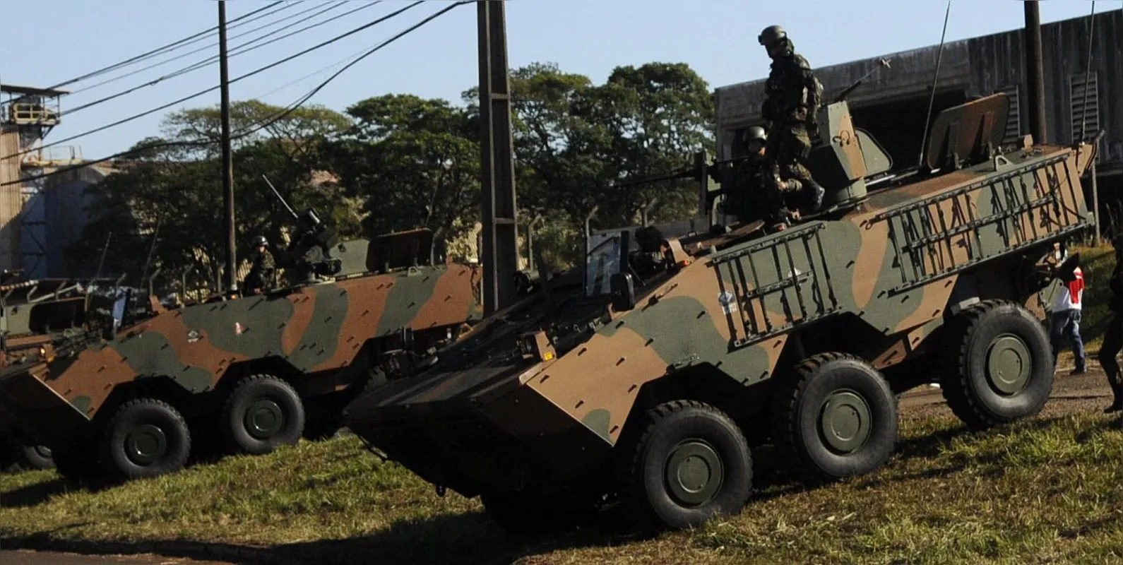 Blindados do Exército foram usados para dar apoio à Polícia Militar durante a greve dos caminhoneiros, em 2018, na BR-369. 