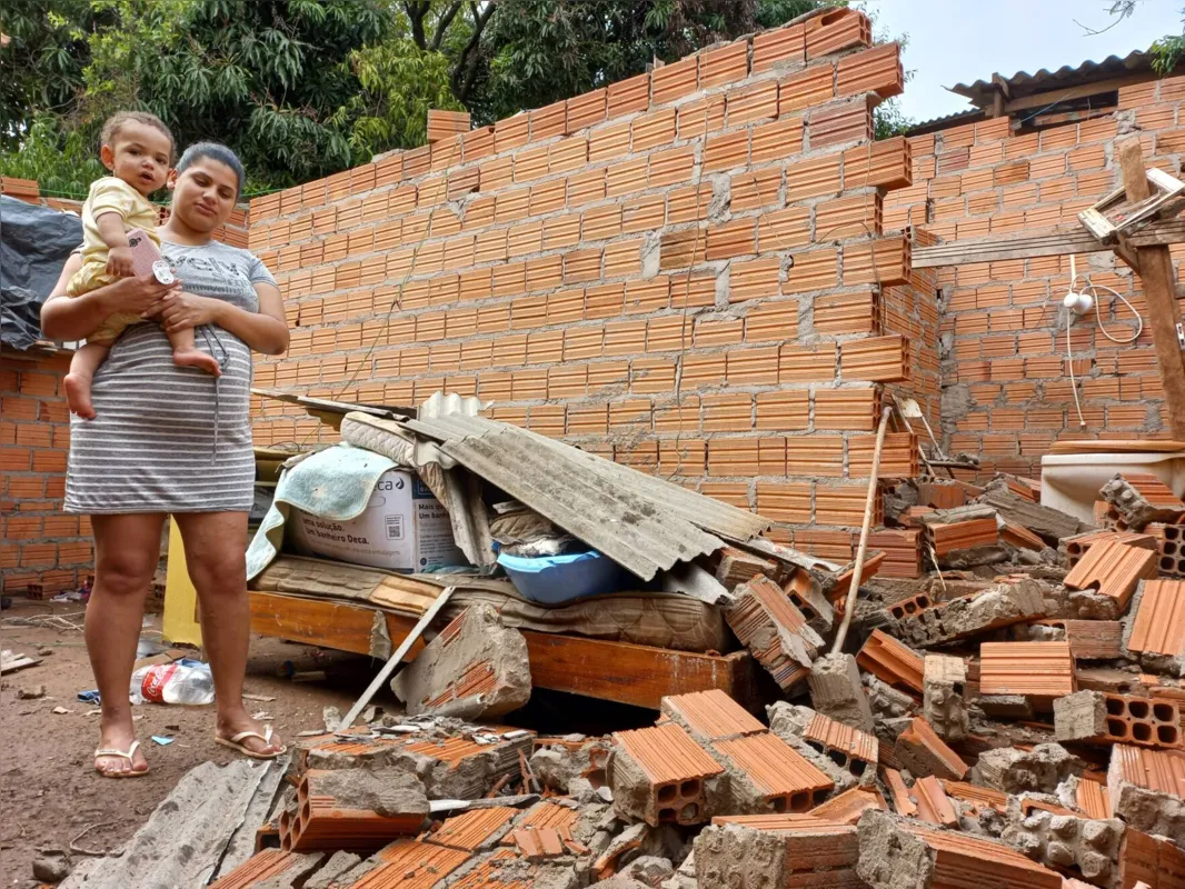 Famílias perderam tudo no assentamento Primavera, como é o caso de Kesya Kringuem França