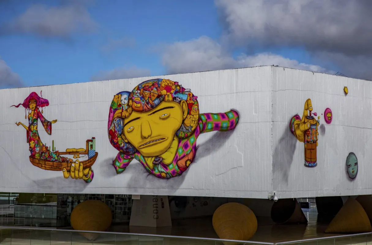 Grafite de Os gêmeos no MON: obra apenas anuncia exposição da dupla de artistas na instituição 