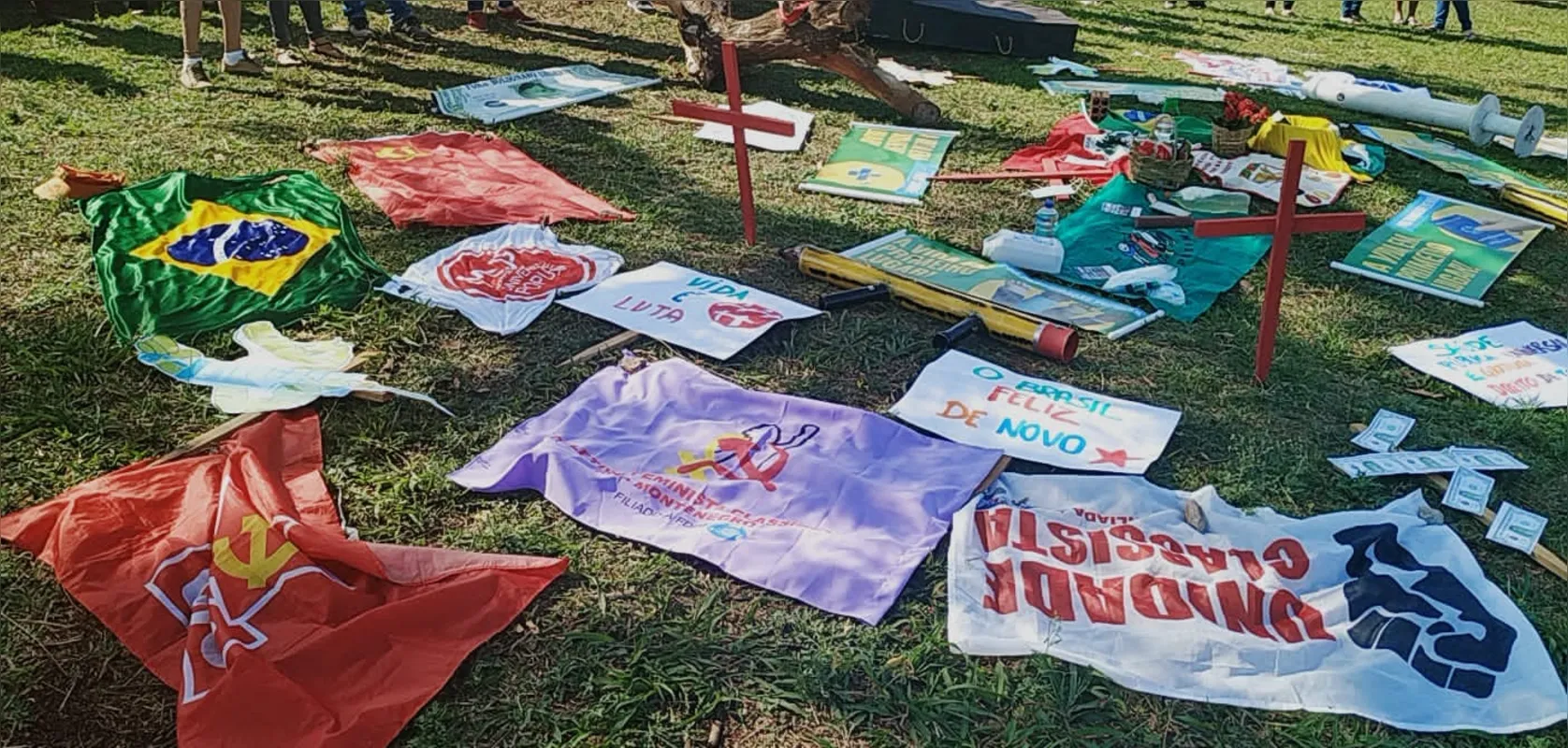 Manifestantes espalharam cruzes e cartazes em praça do jardim União da Vitória 