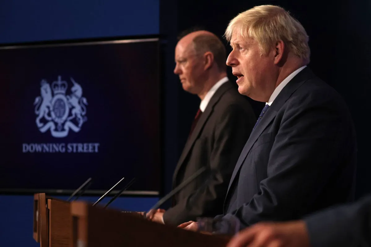 Chris Whitty e Boris Johnson anunciam plano de contingência contra a Covid