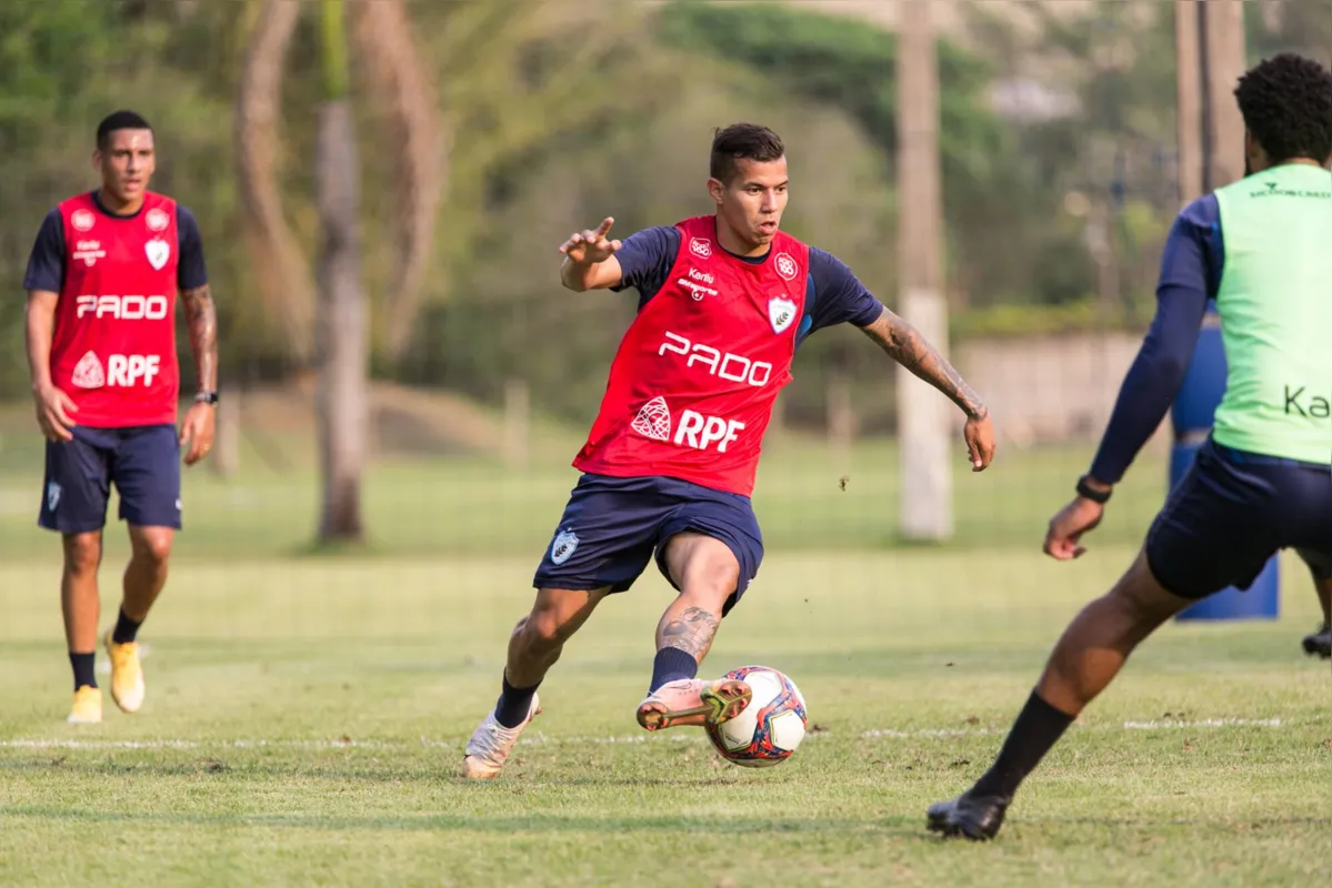 Após cumprir suspensão, atacante Marcelinho volta ao time do LEC na partida no Recife