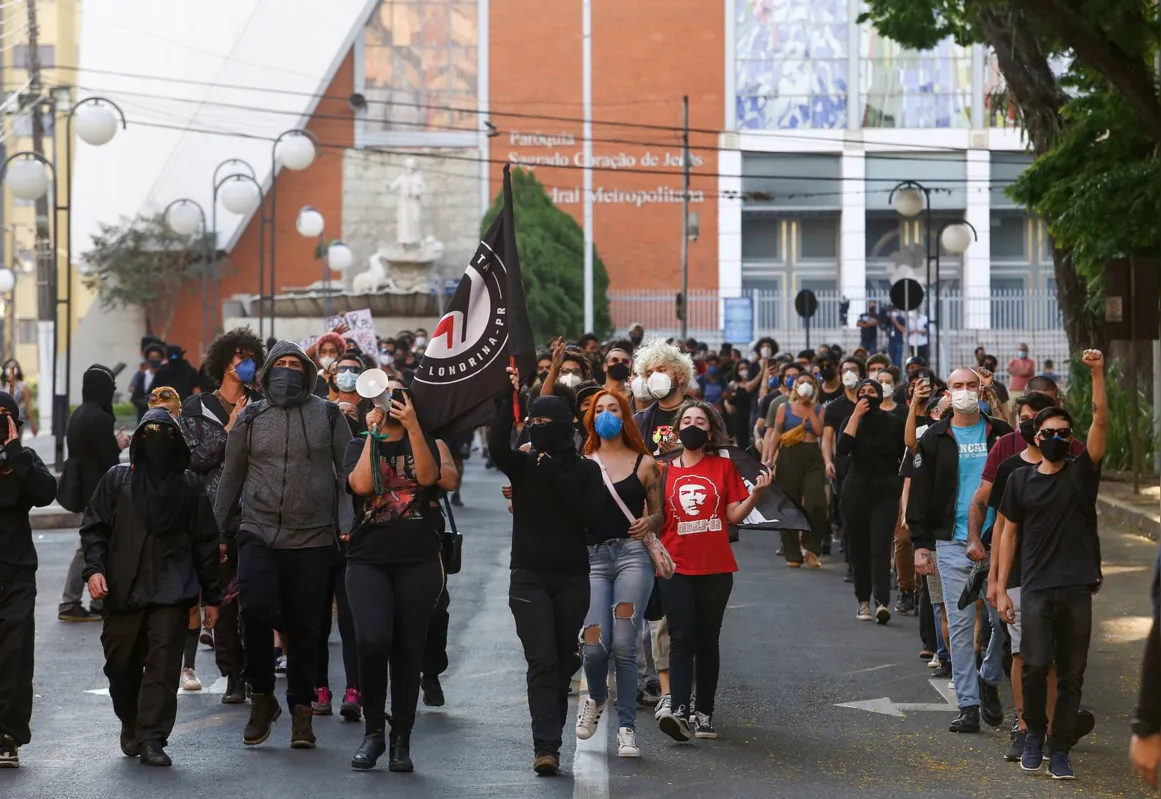 Imagem ilustrativa da imagem Manifestantes contrários a Bolsonaro ocupam espaço no centro de Londrina