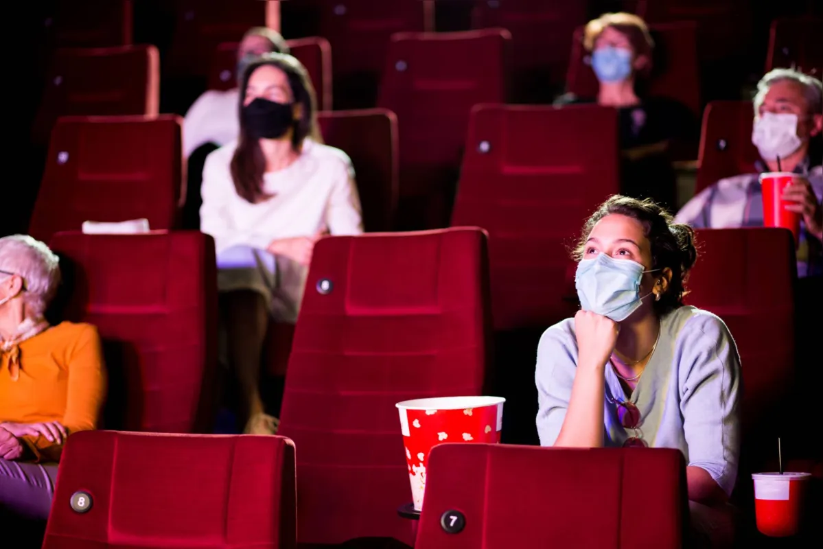 A ideia de que o streaming mataria o público dos cinemas se provou errada, as pessoas gostam de sair de casa, mas a maneira como assistimos filmes está mudando