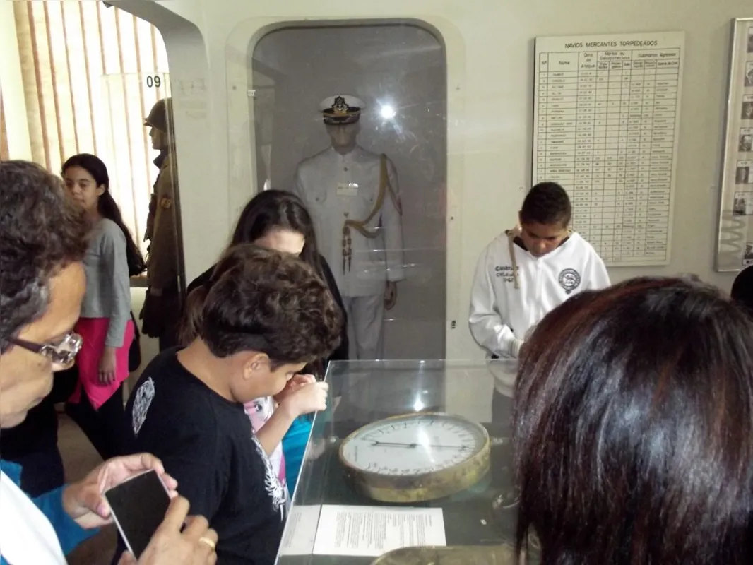 No Museu do Expedicionário, em Curitiba: alunos do 5º ano do Ensino Fundamental da E.M. Francisco Pereira de Almeida Junior, de Londrina 
