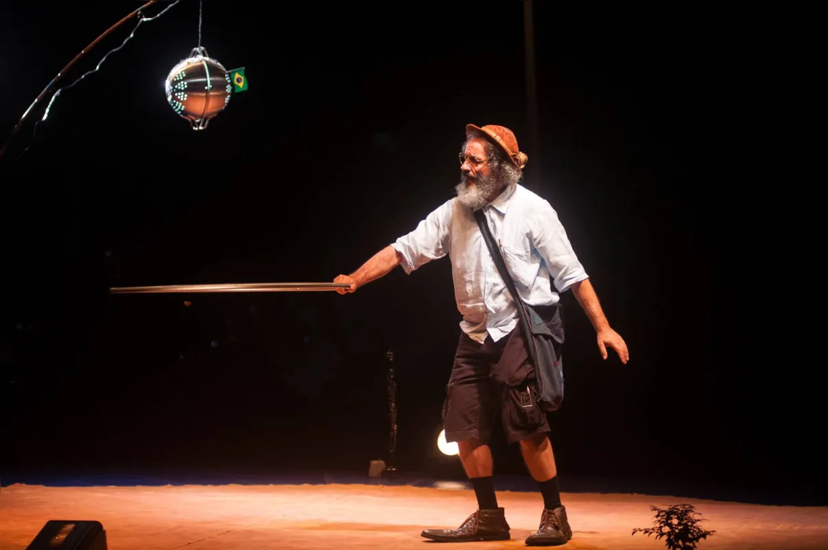 O ator Richard Riguetti interpreta Paulo Freire no monólogo on-line que está em cartaz 