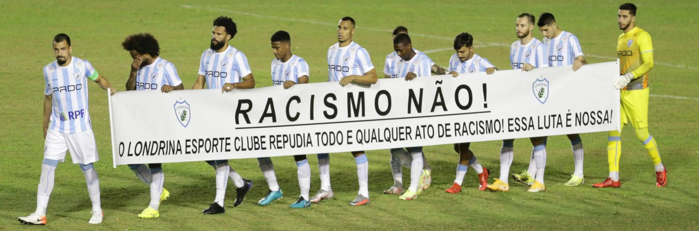 Jogadores do LEC entraram em campo contra o Coritiba, dia 1º, condenando atos de racismo