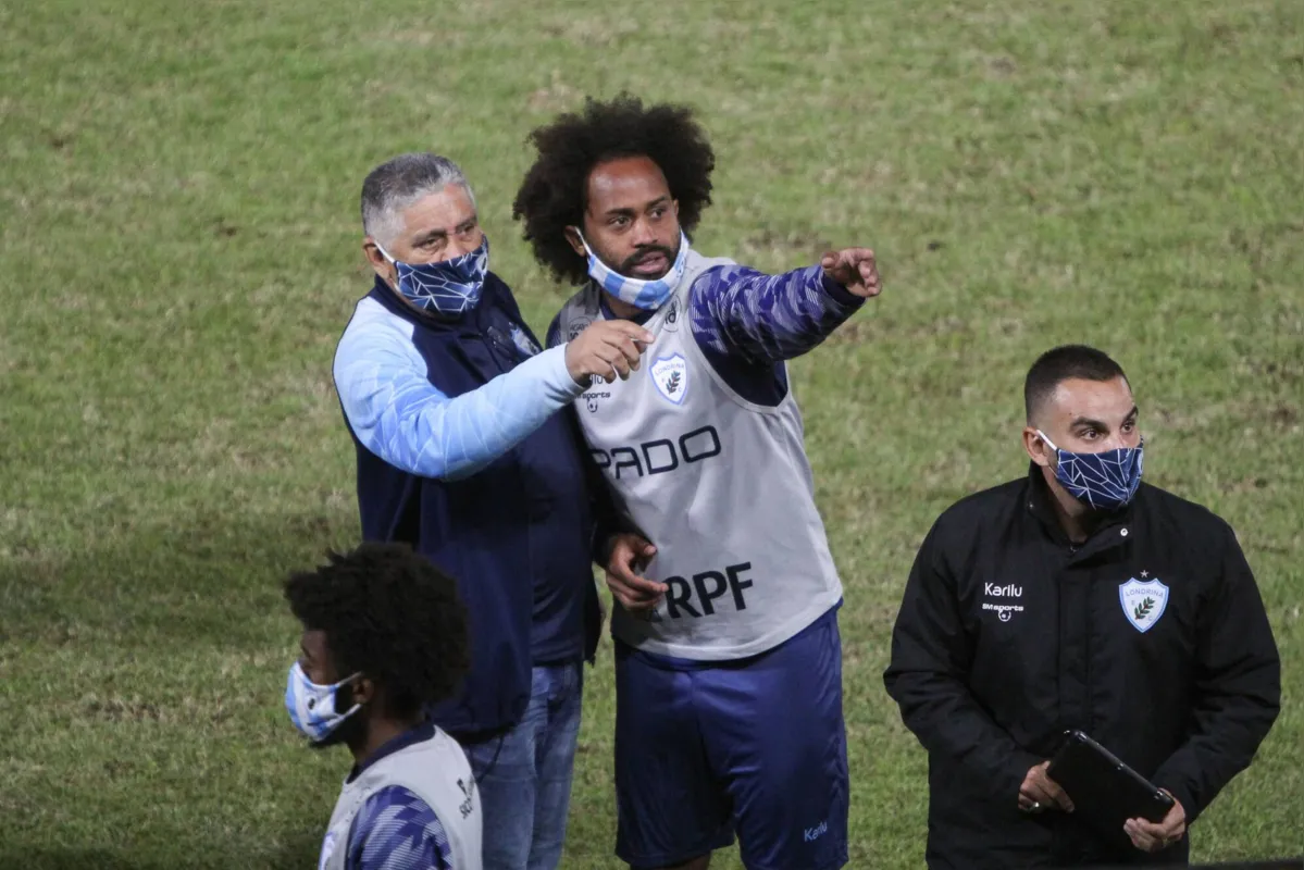 Celsinho no momento em que identifica o dirigente do Brusque que, segundo o jogador, o xingou de “macaco” e falou para que cortasse “essa cachopa de abelha”, em referência ao cabelo do jogador