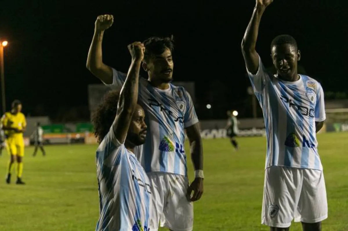 "Esse gesto de protesto e todos os outros que nos representam  mostram realmente de fato a força e a importância que nós temos para comprar lutar contra os preconceitos raciais.", disse Celsinho.