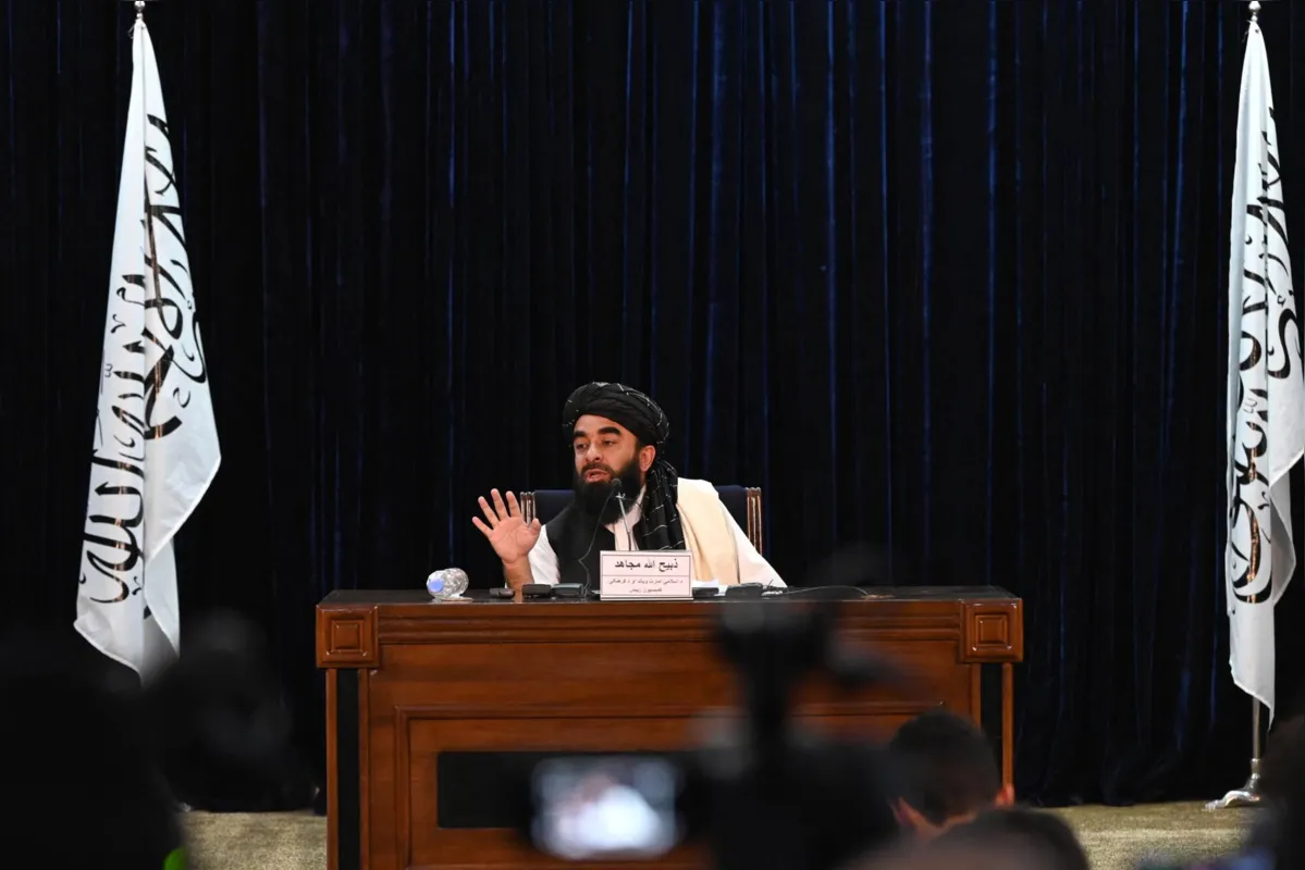 "Com essa vitória, o nosso país agora está completamente livre do marasmo da guerra", disse o principal porta-voz do grupo, Zabihullah Mujahid