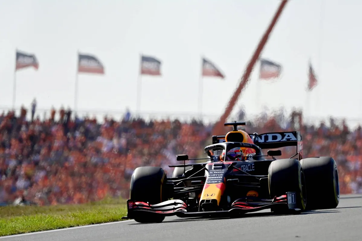Imagem ilustrativa da imagem Verstappen vence em casa e toma liderança de Hamilton na F1