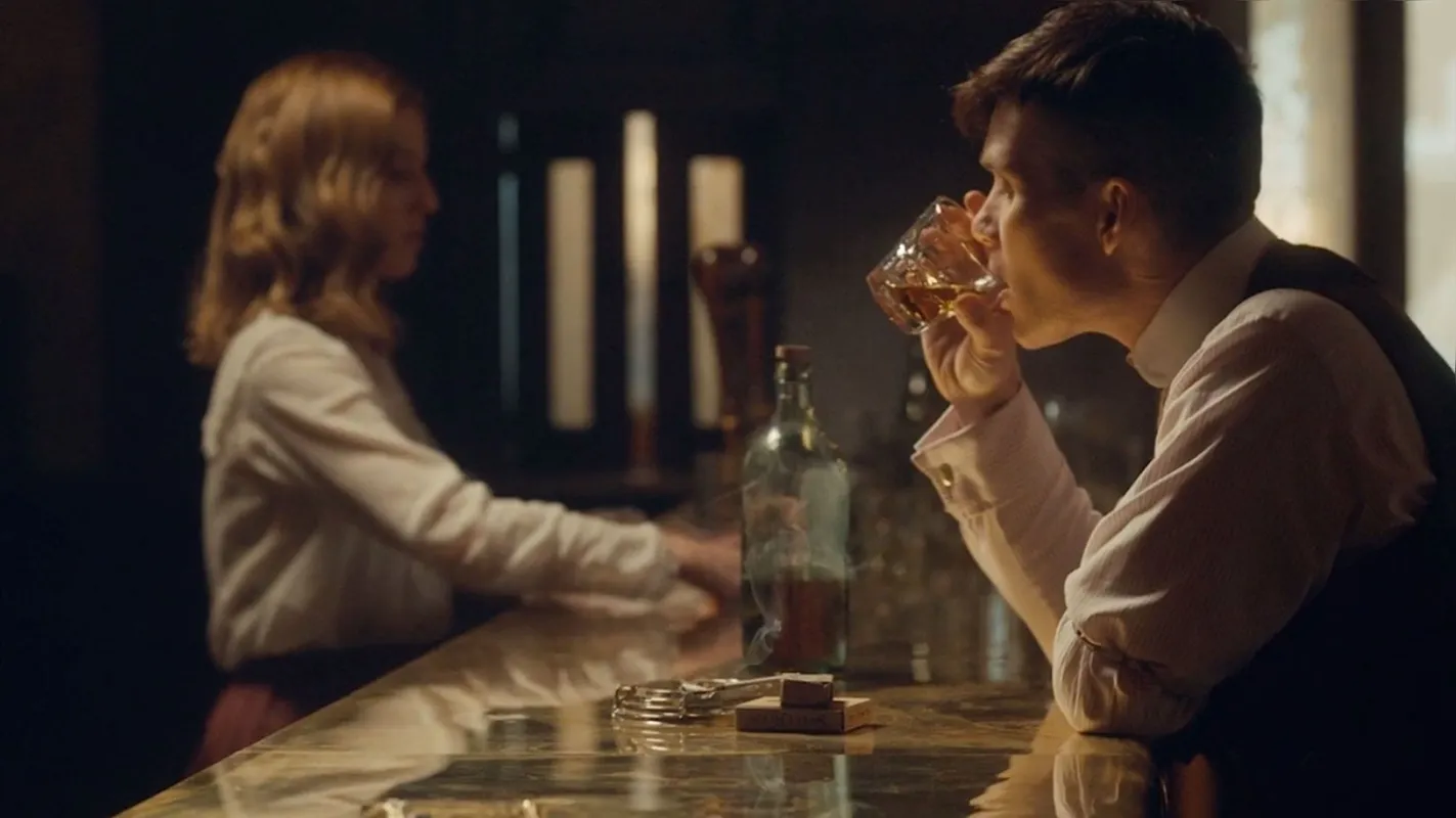 A séire Peaky Blinders deixa o espectador com vontade de beber uísque