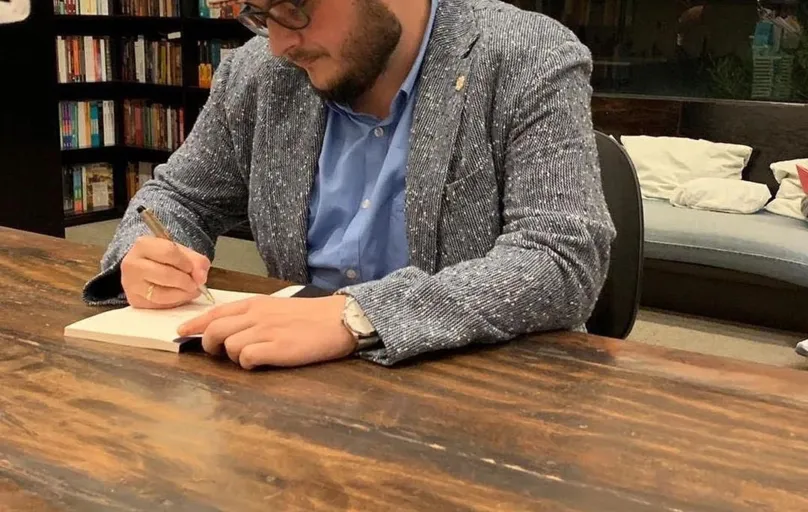 Adam Mattos faz saraus de poesia com convidados pelo Instagram as quinta-feiras