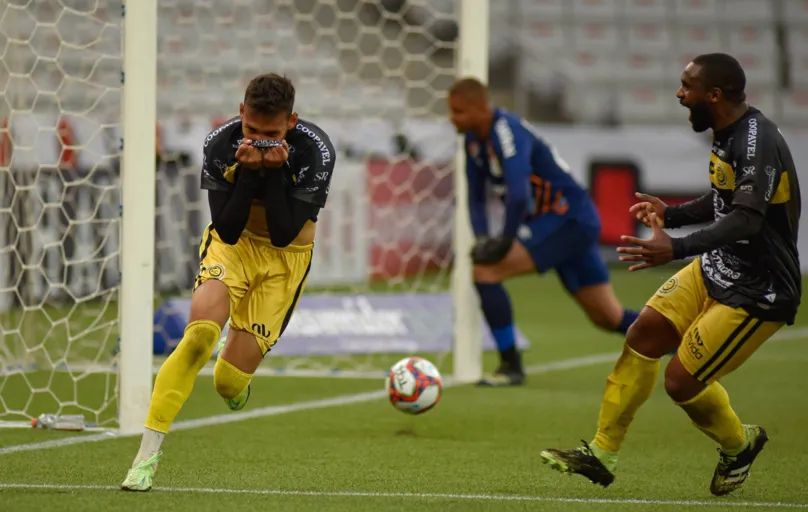Robinho marcou o gol de empate no último minuto da partida. 