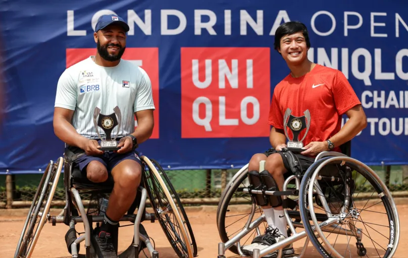 Daniel Rodrigues, 34, (à esq.) campeão no Masculino do Londrina Open Wheelchair Tennis, e o vice Jason Keatseangsilp 