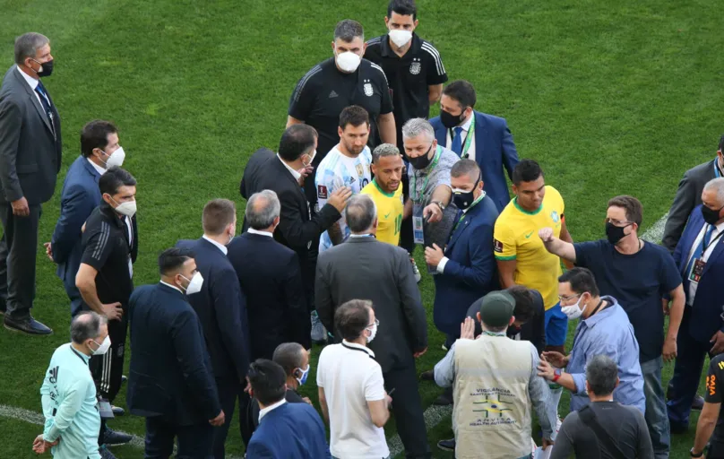 O jogo foi interrompido aos seis minutos do primeiro tempo  quando agentes da Anvisa impediram que quatro jogadores argentinos que vieram da Inglaterra e não cumpriram quarentena estivessem em campo.