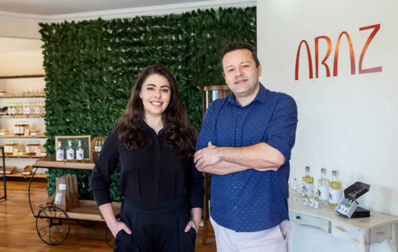 Juliana Galende e Fábio Santos: com uma micro indústria, loja física e e-commerce empreendedores investem no mercado e na qualidade da Cachaça Araz