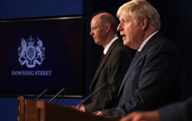 Chris Whitty e Boris Johnson anunciam plano de contingência contra a Covid