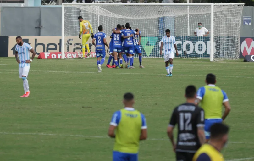 Azulão fez dois gols em oito minutos