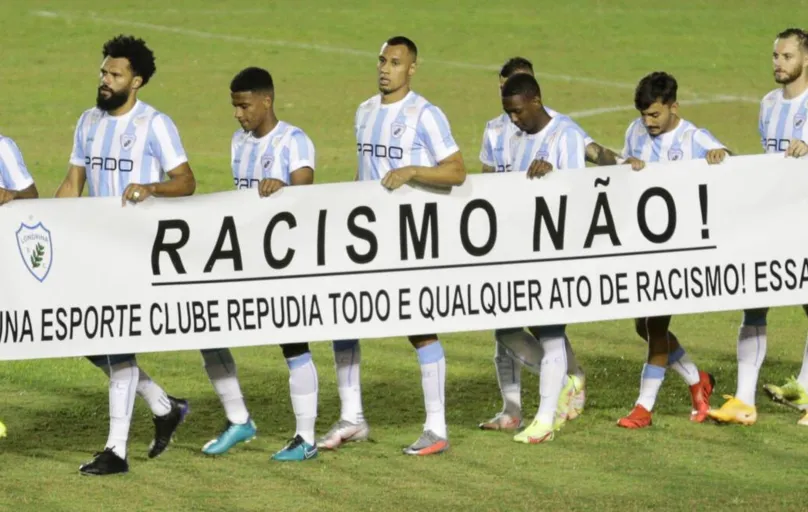 Jogadores do LEC entraram em campo contra o Coritiba, dia 1º, condenando atos de racismo