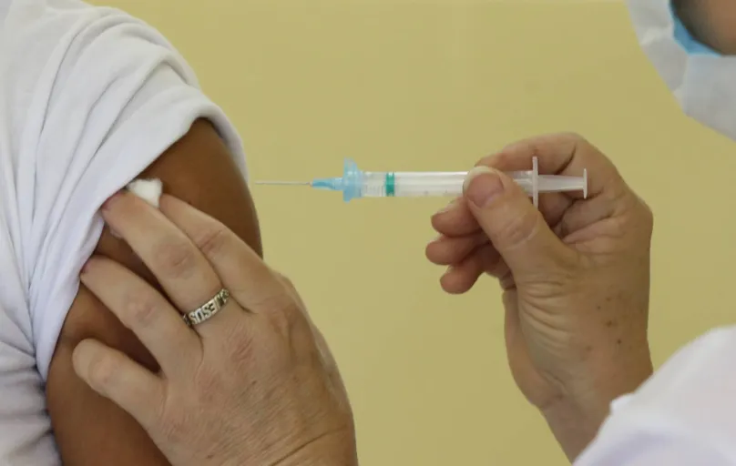 Gestores dos municípios afirmam que avanço da imunização contra Covid foi primordial para o atual cenário epidemiológico
