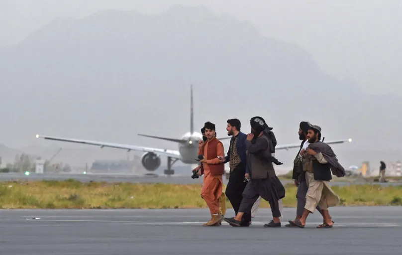 Soldados do Talibã na pista do aeroporto de Cabul, de onde partiriam voos para o exterior